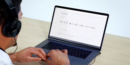 Clinicien utilisant un ordinateur portableregardant la vidéo d’auscultation en direct
