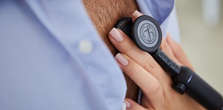 Gros plan d’une auscultation de la poitrine
