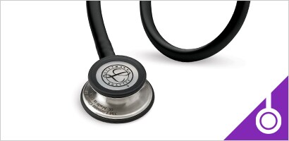 Stéthoscope 3M Littmann Classic III sur fond blanc.
