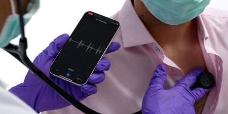 clinicien utilisant le stéthoscopenumérique llittmann sur la poitrine d’un patient
