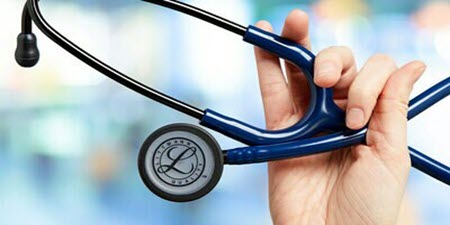  Gros plan de la main d'une personne tenant un stéthoscope littmann

