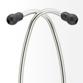 Branches en aluminium brillant d’un stéthoscope 3M Littmann se croisant symétriquement avec des embouts auriculaires noirs à l’extrémité.