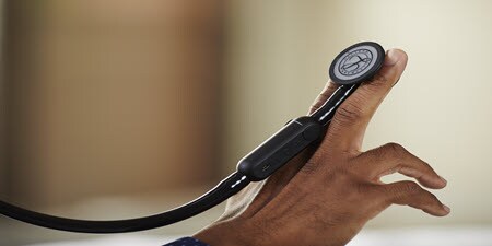 Gros plan d’un stéthoscope Littman CORE Digital posé sur les doigts d’une personne.
